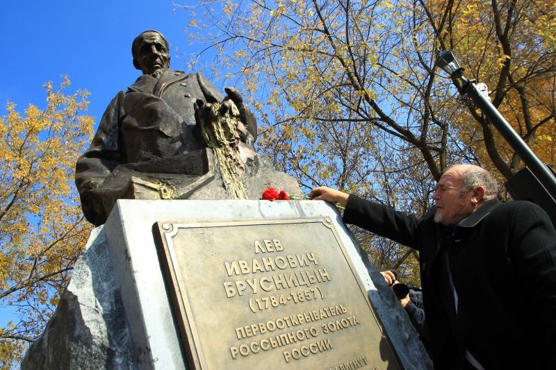 Скульптор Константин Грюнберг возлагает цветы к только что открытому памятнику Льва Брусницына