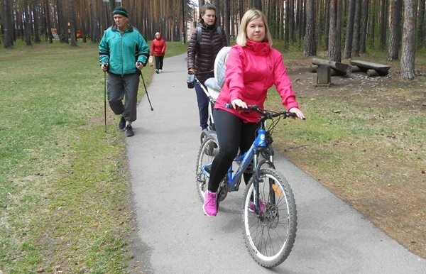 Татьяна Шешелякина и двое ее детей-велосипедистов на Тропе здоровья