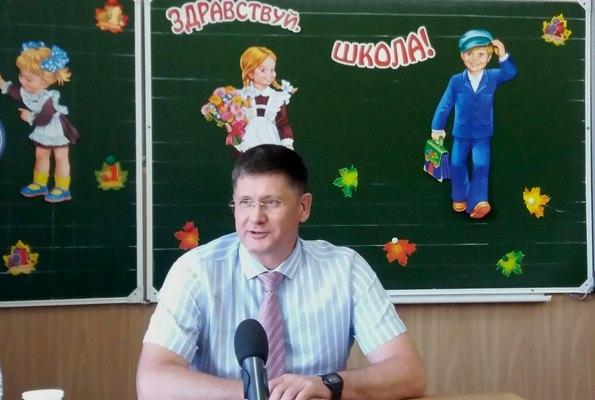 Глава администрации Берёзовского городского округа Евгений Писцов в кабинете начальных классов школы № 2