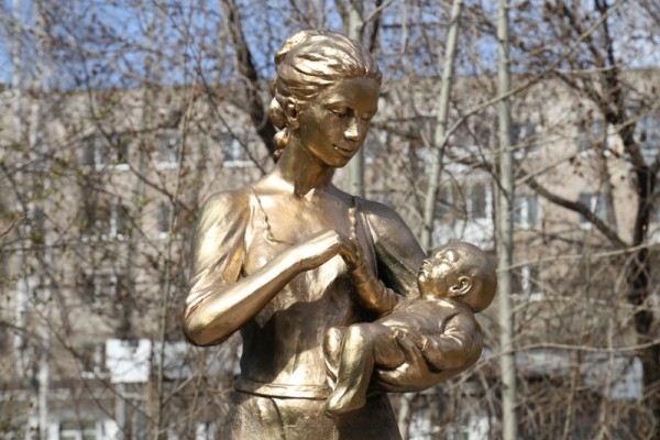 Открытие скульптуры «Мать и дитя» состоялось 1 мая напротив здания роддома. Благодаря новому саду, который разобьют здесь в начале июня горожане, территория парка около памятника будет выглядеть более ухоженной и красивой