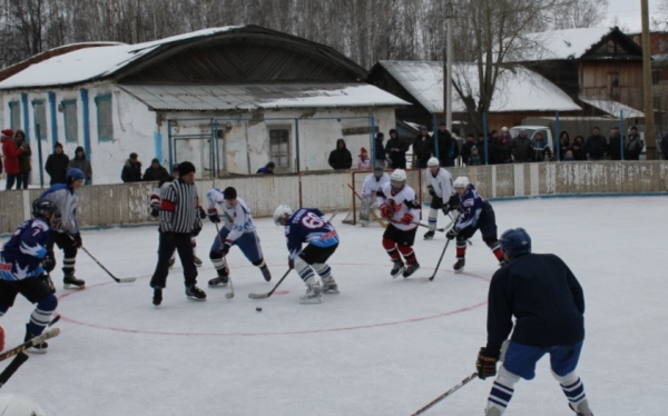 Хоккейный турнир в поселке Монетном. На заднем плане – закрытый в феврале 2015 года спортзал стадиона «Энергия». Долгое время вся спортивная жизнь посёлка была сконцентрирована в этом здании 1938 года постройки