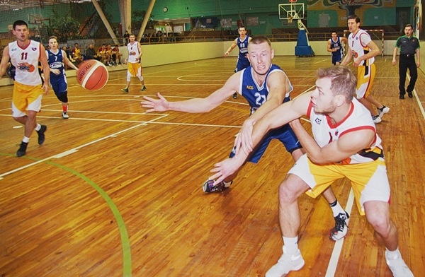 Нападающий «BRG-basket» Вячеслав Заботин (справа на переднем плане) по итогам матча забил больше всего – 26 очков