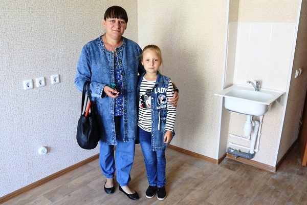 Мария и Даша Дёмины довольны, из 16-метровки в бараке они переезжают в новую квартиру площадью 21 квадратный метр в поселке Первомайском