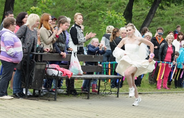 На дистанции Анна Янтурина — она стала второй в «Забеге невест»
