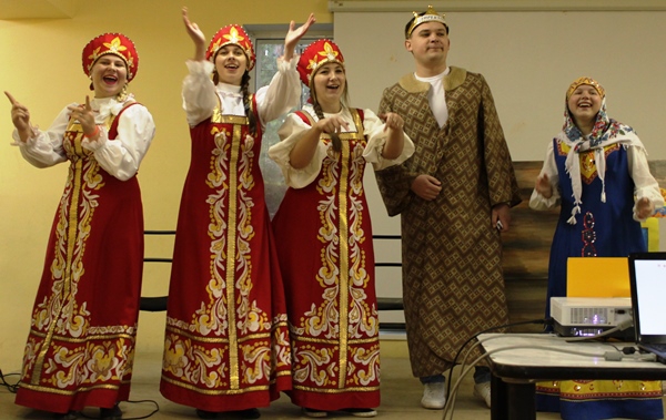 Анна Летуновская (в центре) в сказочном варианте рассказывает о том, что призвание быть вожатым дается не каждому