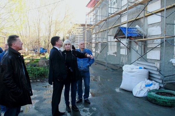 Представители подрядной компании «Мегаполис» рассказали мэру Евгению Писцову, что состояние фасадов особенно интересует жителей ремонтируемых домов. Эти работы строители рассчитывают закончить за полтора-два месяца