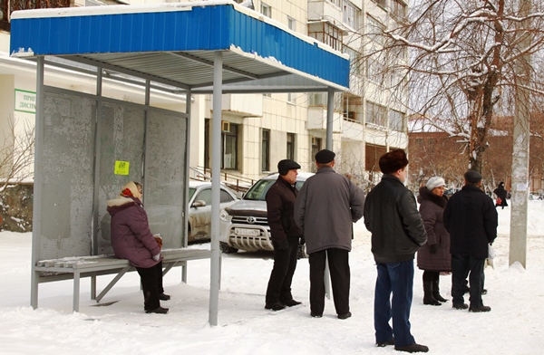 Пассажиры ожидают автобус на остановке у дома № 3 по ул. Смирнова