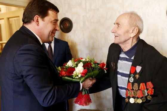 Губернатор Евгений Куйвашев поздравляет ветерана Николая Васенина. Фото сайта gubernator96.ru