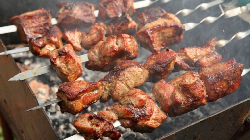 В среднем, на шашлык, на одного человека уходит 375 грамм сырого мяса, без кости. Из этого количества получится один стандартный шампур готового шашлыка, на шампуре это порядка 30 см. готового мяса