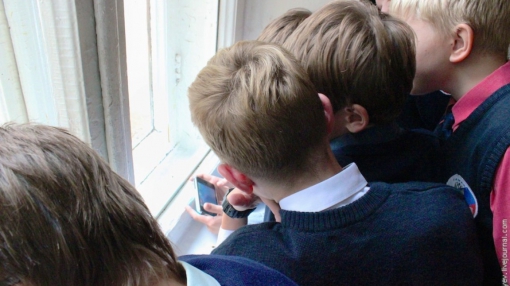 Мобильные телефоны в школе мешают учиться, считают педагоги
