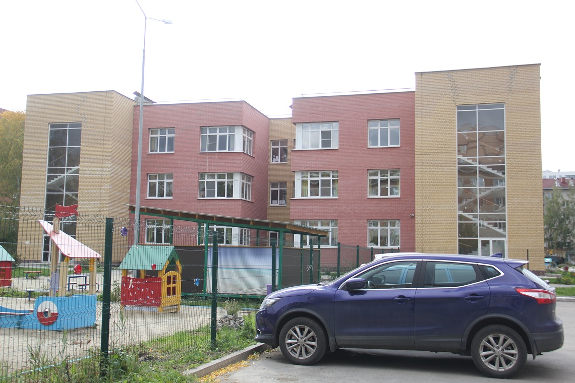 Детский сад № 12 расположен между двумя жилыми домами, жильцы которых ставят машины рядом с заборами