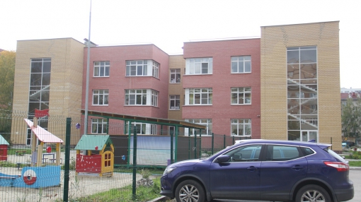 Детский сад № 12 расположен между двумя жилыми домами, жильцы которых ставят машины рядом с заборами