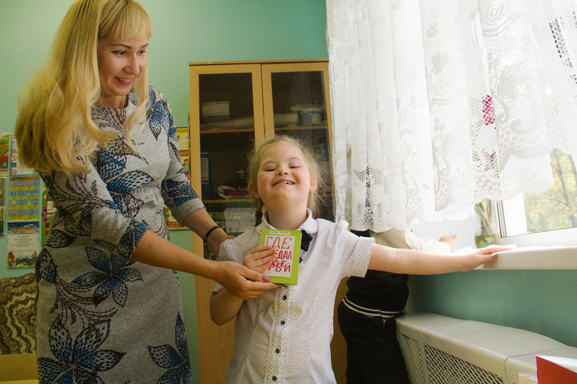 Ирина Ковалёва и Даша. Девочка могла бы учиться дома, но общение с друзьями и педагогом в условиях класса делает ее более счастливой