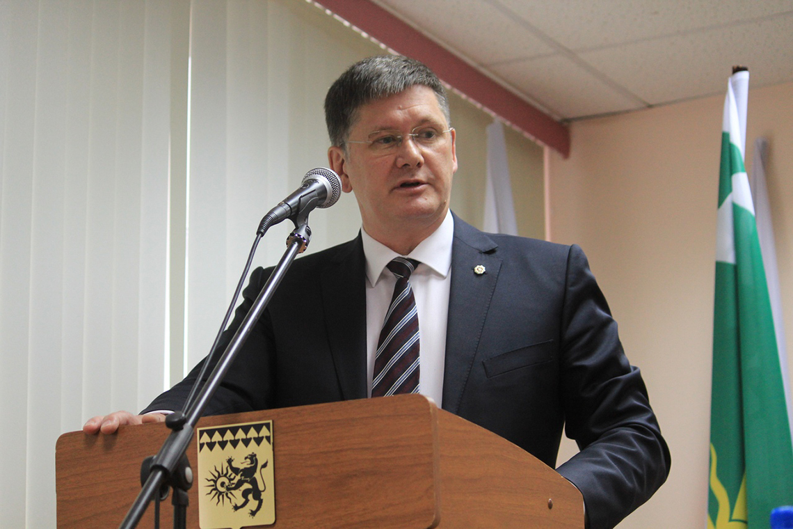 Евгений Писцов выступает перед депутатами