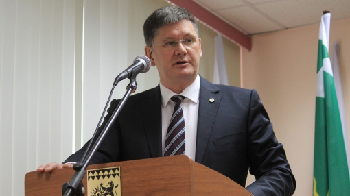 Евгений Писцов выступает перед депутатами