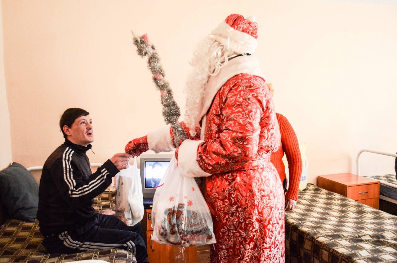 Атмосфера праздника обязательна: подарки жителям интерната дарят Дед Мороз и Снегурочка