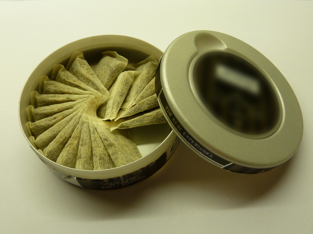 Снюс — вид табачного изделия. Представляет собой измельчённый увлажнённый табак, который помещают между верхней (реже — нижней) губой и десной