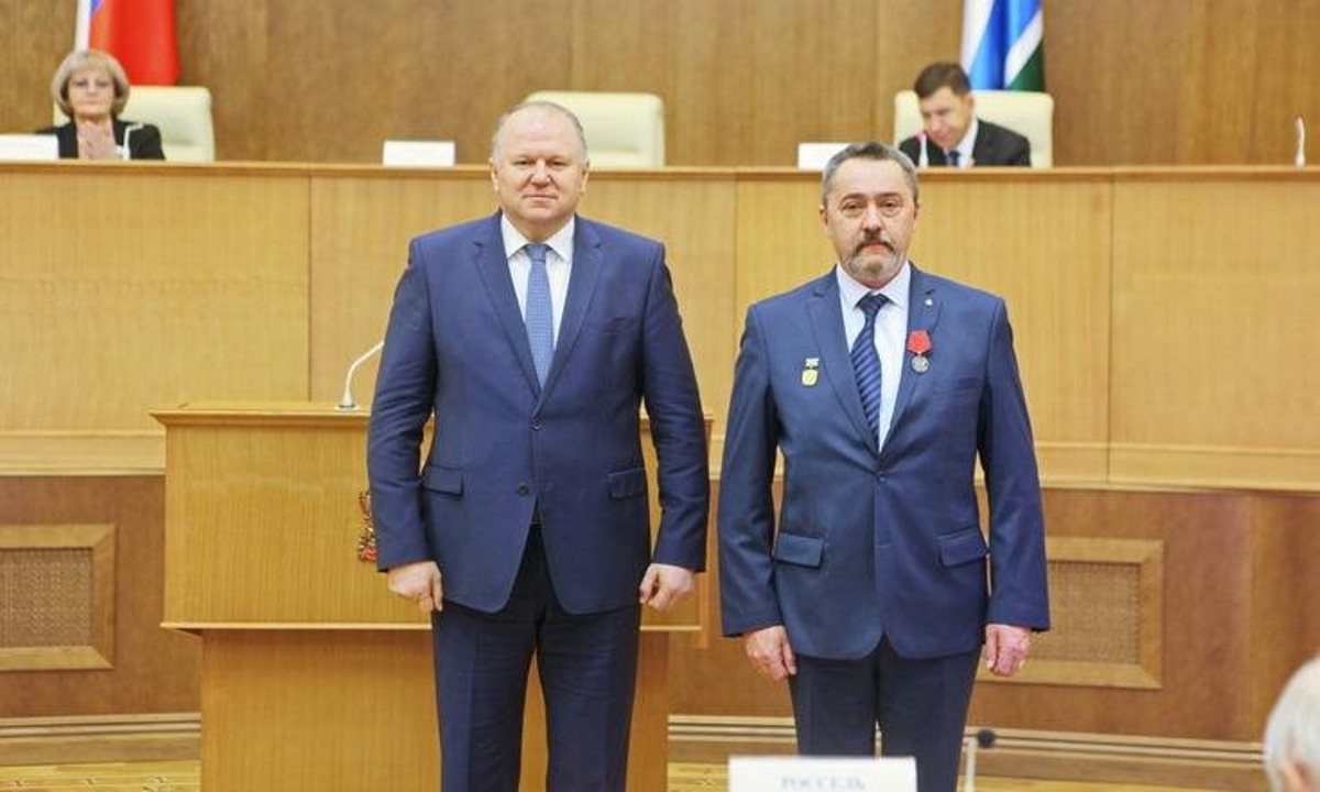 Игорь Лаптев (справа) получает медаль