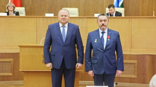 Игорь Лаптев (справа) получает медаль