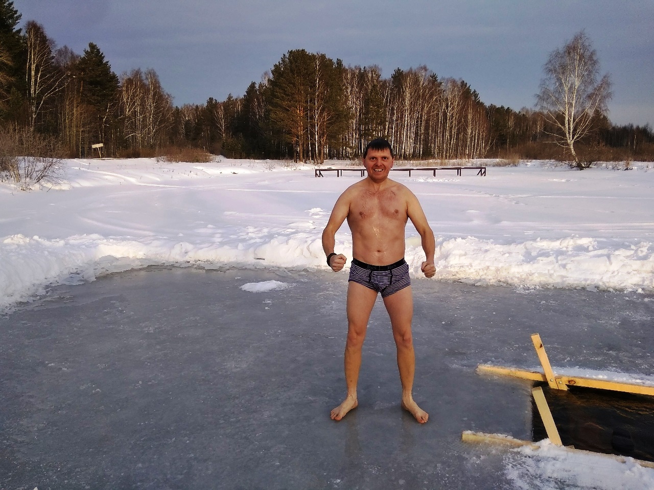 Михаил Лебедкин купается в ледяной воде не только 19 января