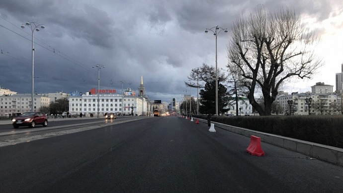 В Екатеринбурге водителям запретили ездить по трамвайным путям на Ленина