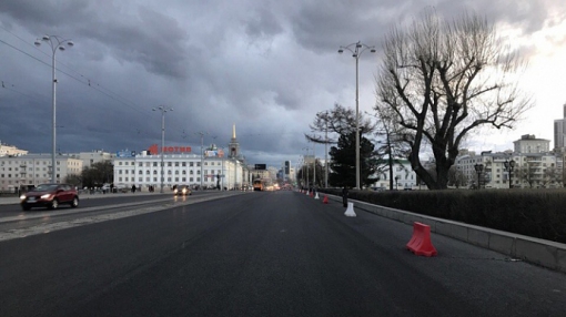 В Екатеринбурге водителям запретили ездить по трамвайным путям на Ленина