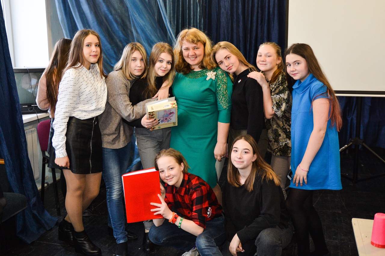 Наставница девушек Дарья Мельникова в окружении участниц проекта