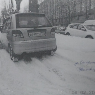 Газон посреди зимы: за какую парковку штрафуют екатеринбуржцев. Знака "Остановка запрещена" рядом нет