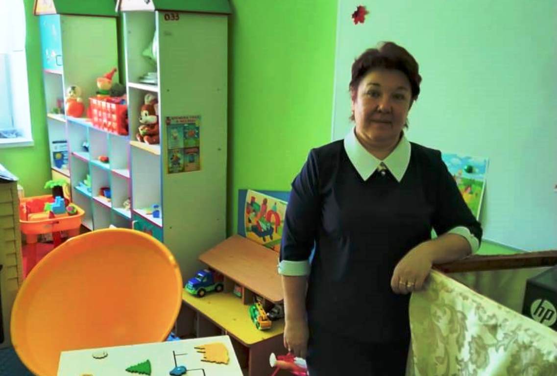 Елена Николаевна показала нам детскую комнату, в которой может заниматься ребенок в рамках работы службы ранней помощи