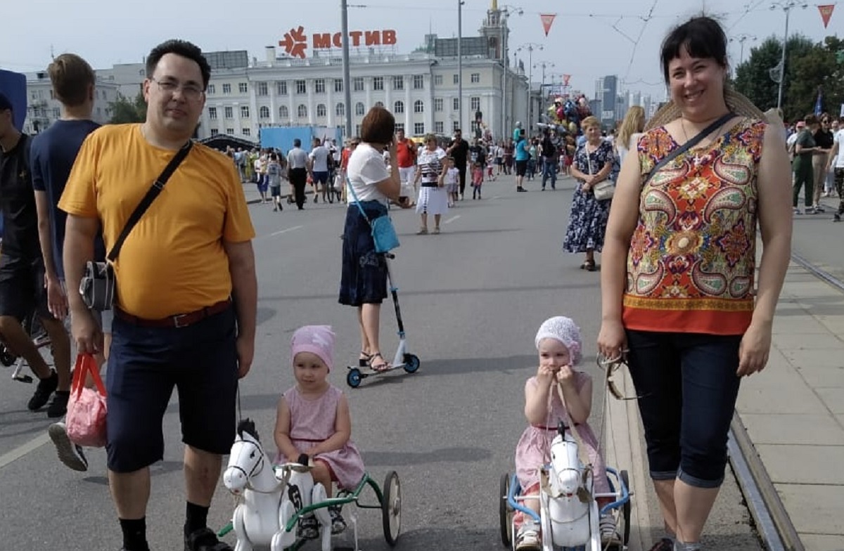 Супруги Сергей и Елена Кротовы и их дочки-близняшки Варя и Даша