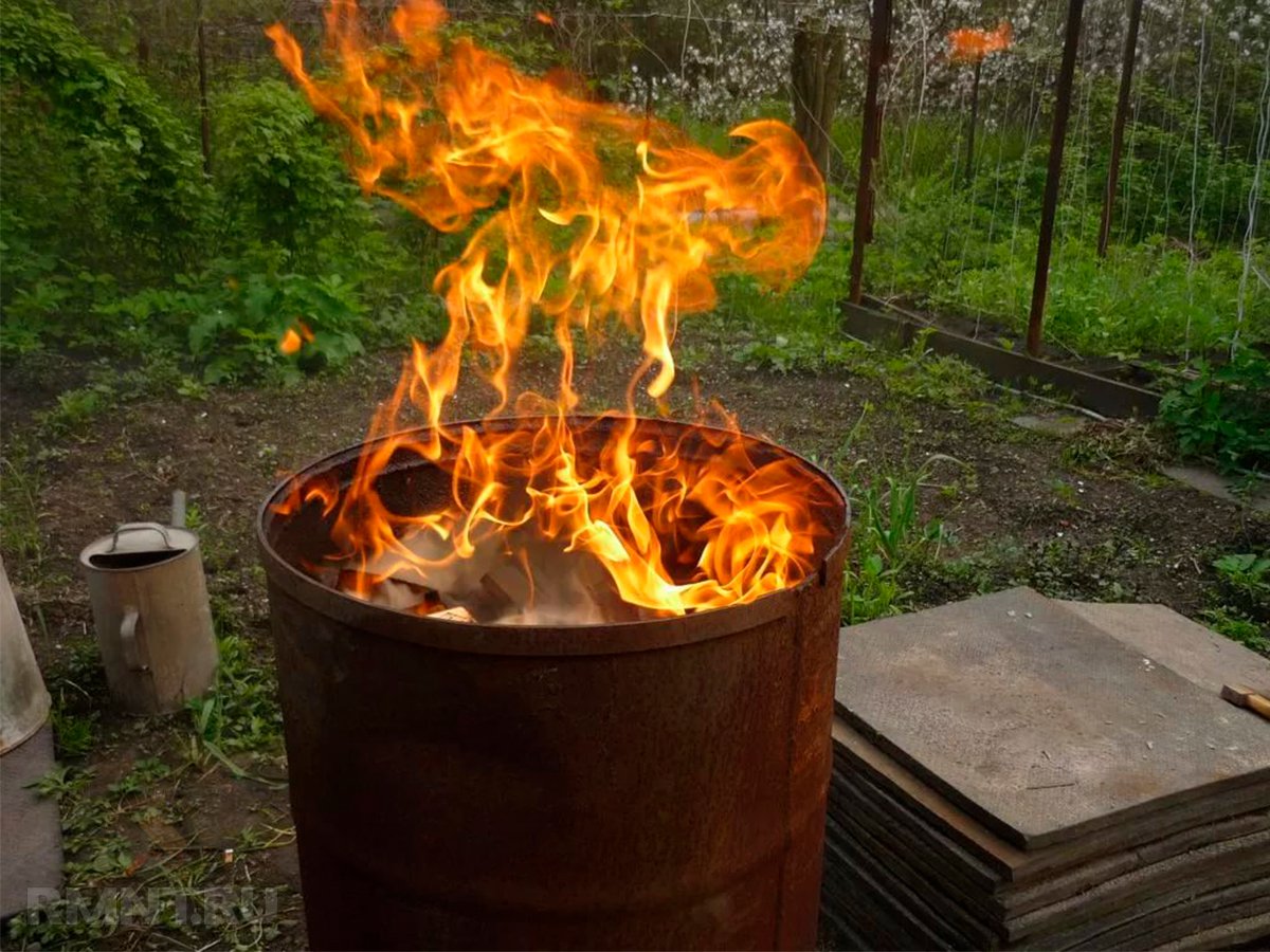 Сжигать мусор в бочке опасно, особенно в пожароопасный сезон