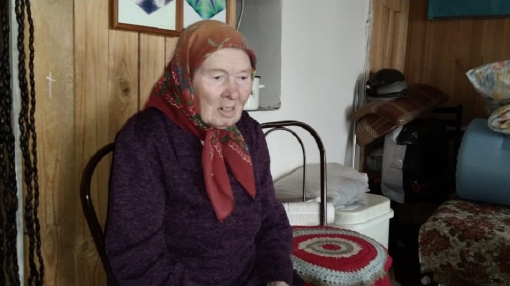 Бабушка Лиза пересказывает слова Германа Вихлянского: "Если по-хорошему жить не будешь, выгоню". Плачет: "Они меня за человека не считают"