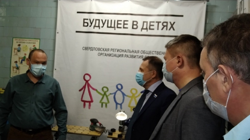 Дмитрий Смирнов (слева) подробно познакомил гостей с проектами "Будущего в детях"