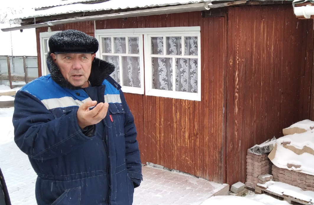 Гарай Галеев один из местных жителей, и он не готов платить огромную сумму за подключение к централизованной канализации