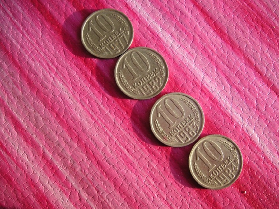 На столе лежало 3 монеты