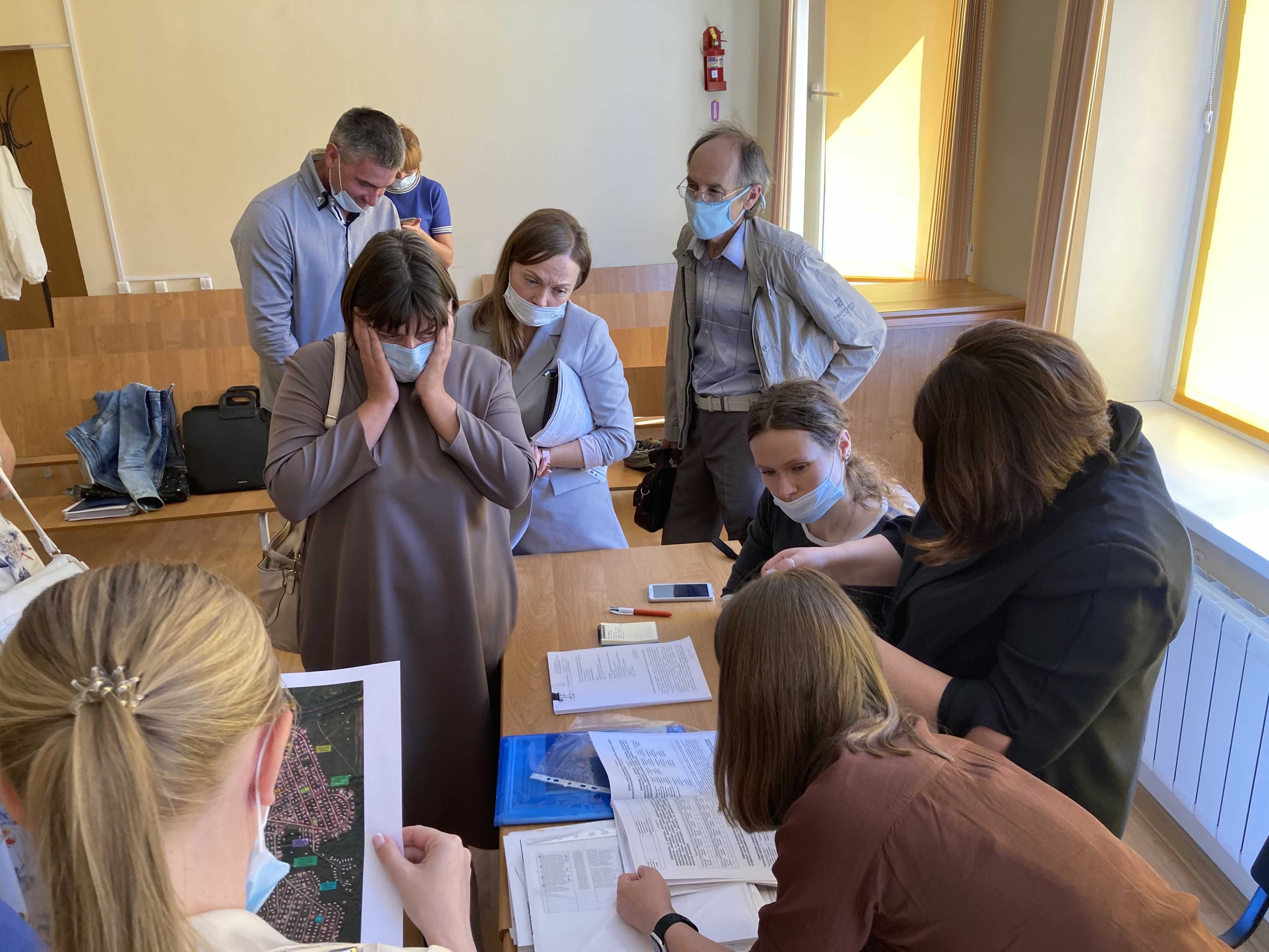 Во время перерыва участники процесса изучают градостроительные документы, предоставленные администрацией Берёзовского