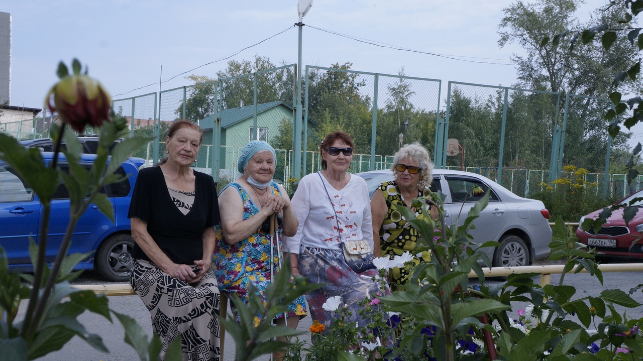 Галина Подглазова (слева) с подругами-соседками