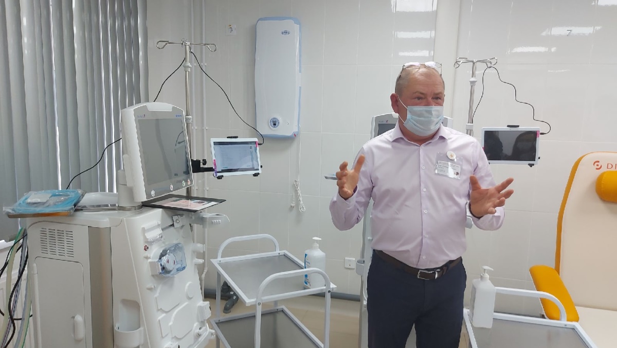 Главный врач УМЦ Сергей Захаров демонстрирует планшет, на котором будут выведены все параметры процедуры и данные пациента: рост, вес, АД. Таким образом обеспечивается полный контроль за гемодиализом