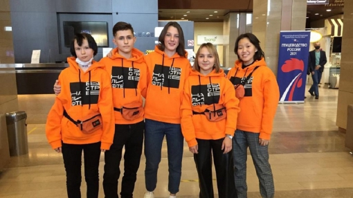 Екатерина (слева), ученица 11 класса школы № 9, стала одной из пяти победителей по всей России