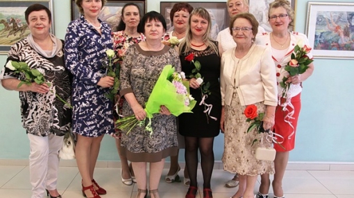 Нина Полежаева в центре, с букетом. На премии вручения премии "Народный доктор", 2017 год
