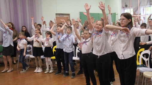 Привет пионерам из будущего. Учащиеся школ Берёзовского вступили в ряды Российского движения школьников