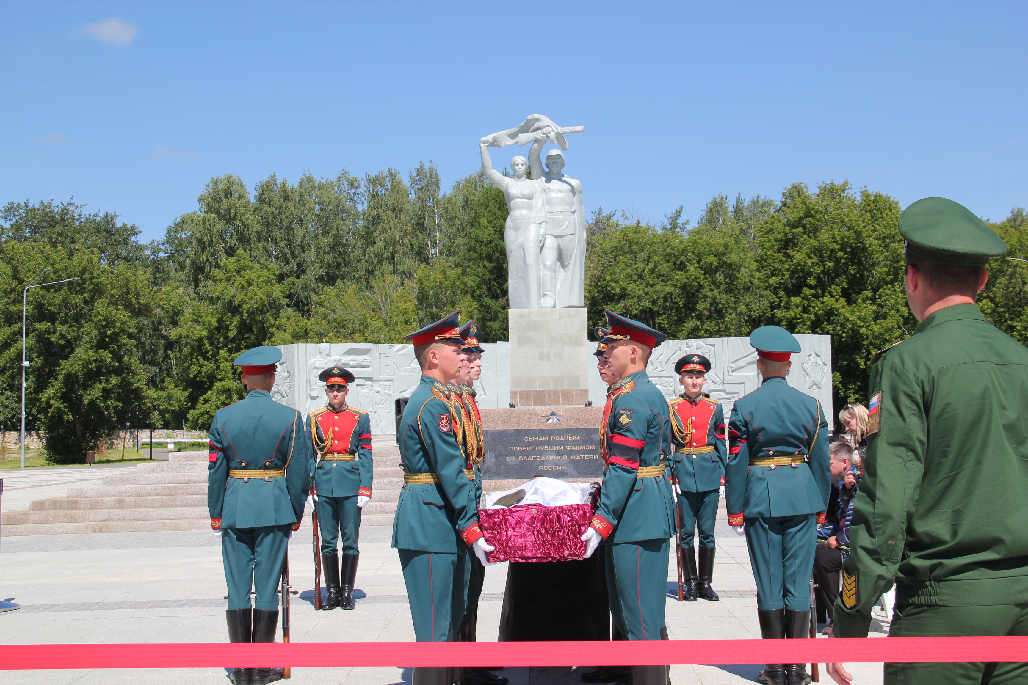 Алексея Большакова проводили в последний путь с воинскими почестями
