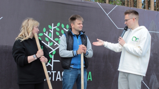 Кирилл Чердынцев (на фото в центре) заведует всеми крупными парками Берёзовского
