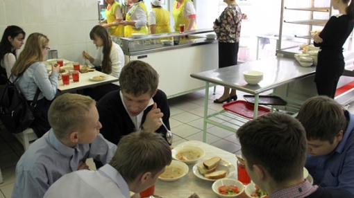 Губернатор попросил проверить качество питания в школьных столовых
