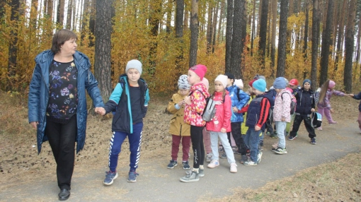 Во время осеннего похода на Аллею лесоводов Ольга Банникова проводит для ребятишек уроки занимательного природоведения и знакомит их с шаровидными ивами, пятипалыми кленами и голубыми елями / фото автора