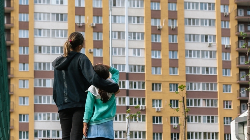 65% жителей России считают, что нужно помогать детям с покупкой квартиры