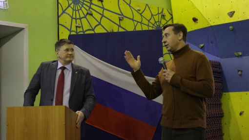 Отчёт главы в Старопышминске прошёл в спортзале местной школы. Чтобы задать вопрос, жителям требовалось выйти вперёд к микрофону