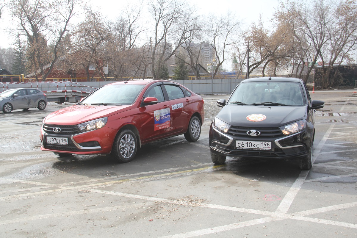 В автопарке берёзовской школы ДОСААФ появились два новых авто