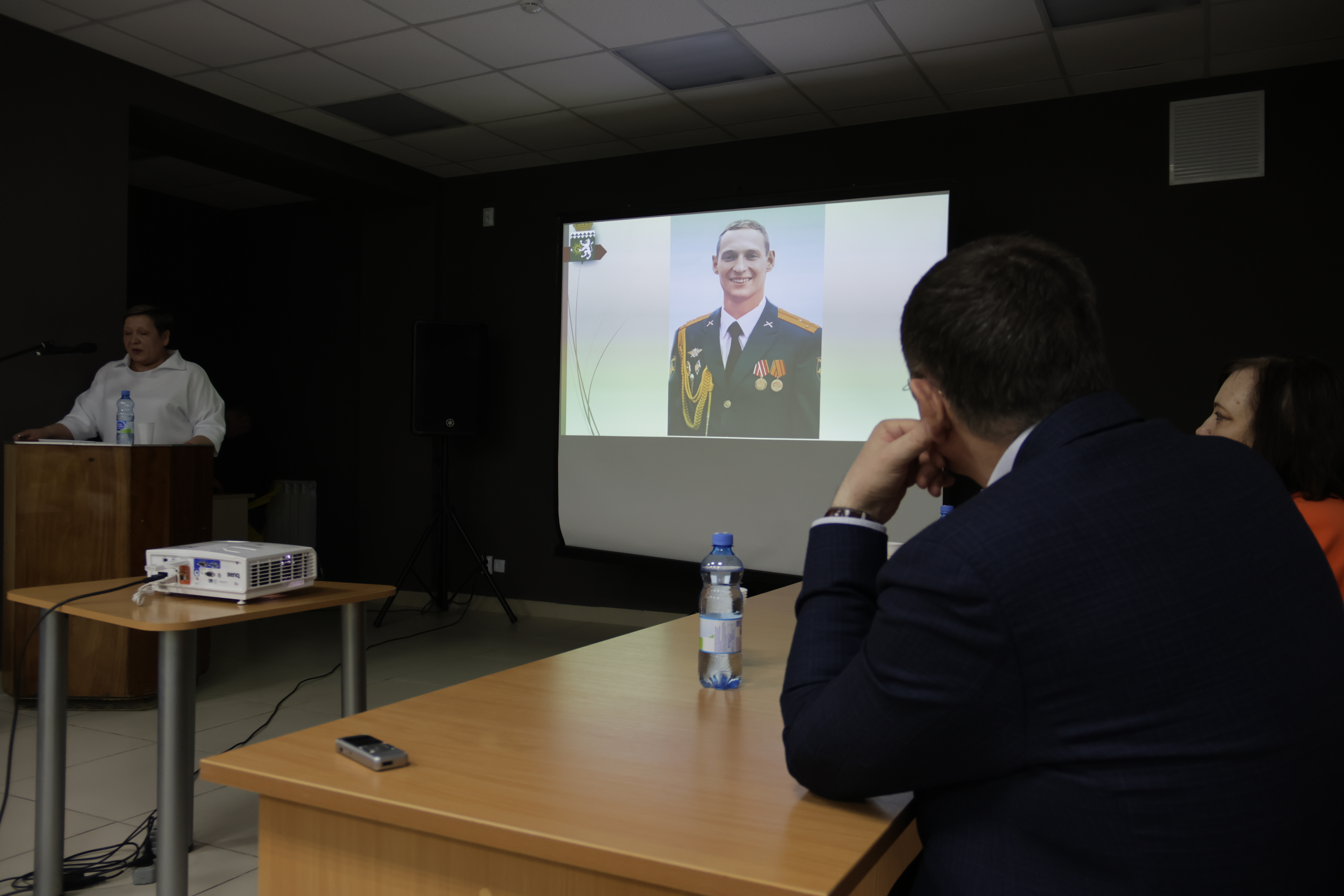 В начале встречи жители почтили память погибшего в 2022 году в ходе СВО земляка Сергея Конофольского