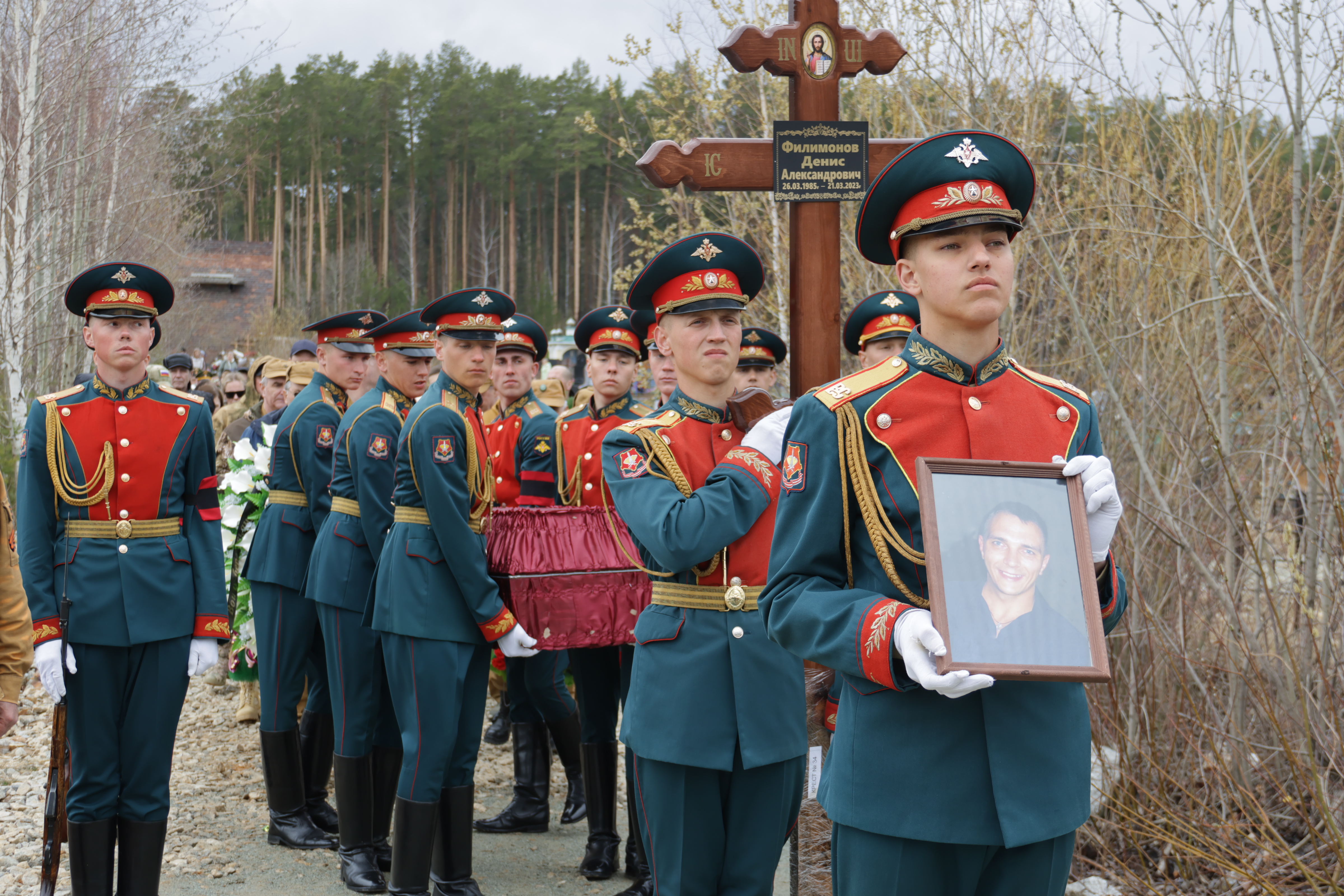 Траурная процессия на Северном кладбище Берёзовского. Фото Татьяны Файзрахмановой